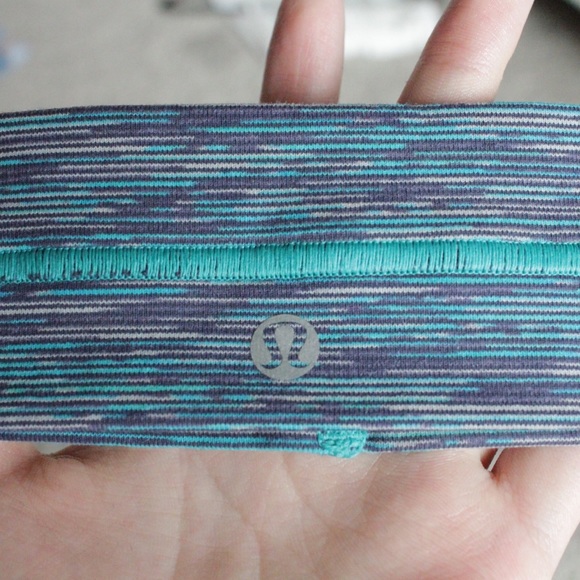 lululemon Flyaway Tamer Headband - Picture 3 of 4